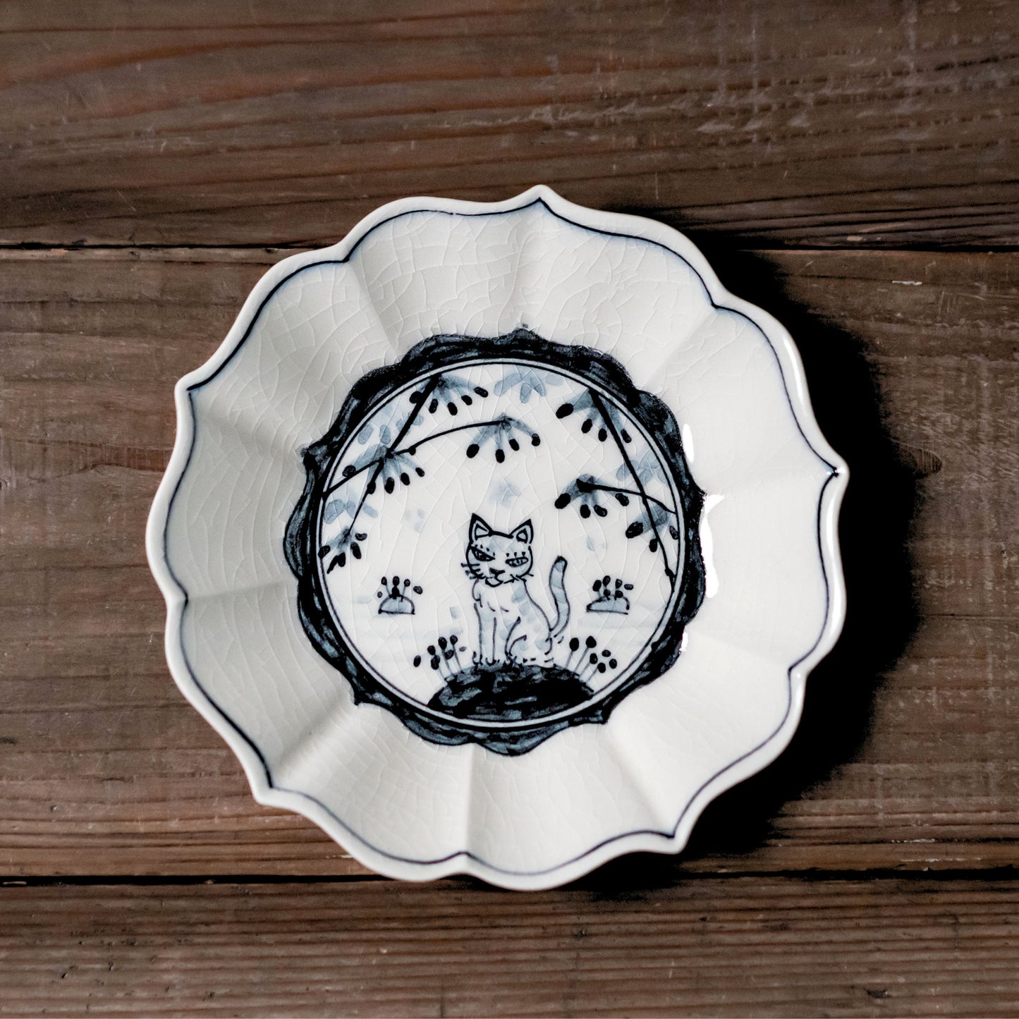 【WEB陶器市 数量限定】【山口祥治 作】手描き 古染付 猫図 桔梗皿 | 独自ブレンド土と渋み呉須が魅せるお皿