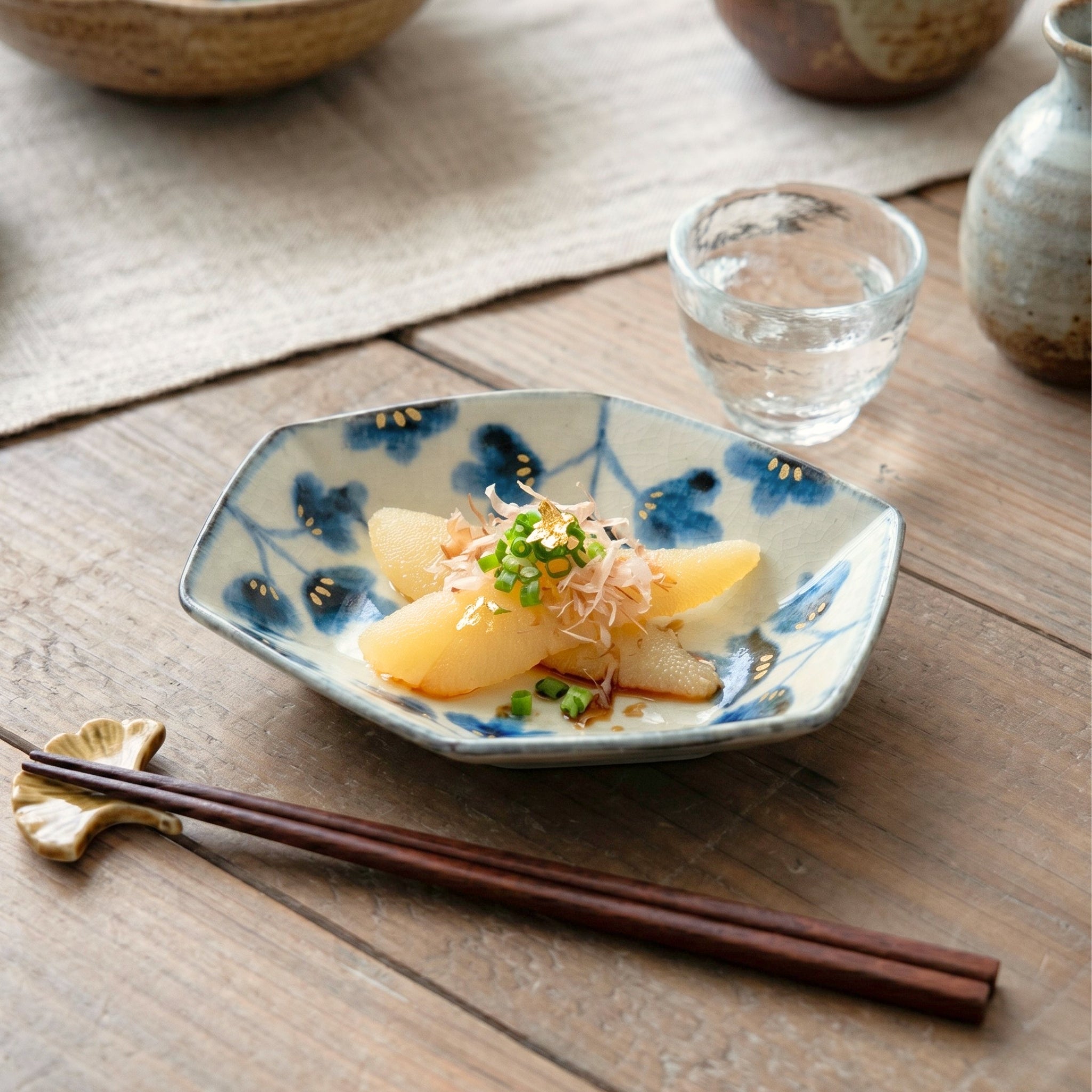 有田焼 花柄 六角小鉢 灰泥釉 金彩草花紋 【山口祥治 作】手描き 喜鶴製陶