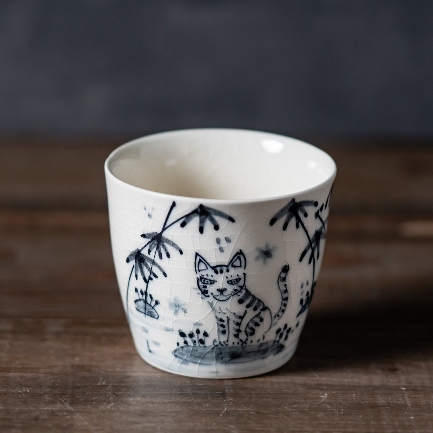 【WEB陶器市 数量限定】【山口祥治 作】手描き 古染付 猫図 蕎麦猪口 | 独自ブレンド土と渋み呉須が魅せるカップ | 喜鶴製陶 有田焼