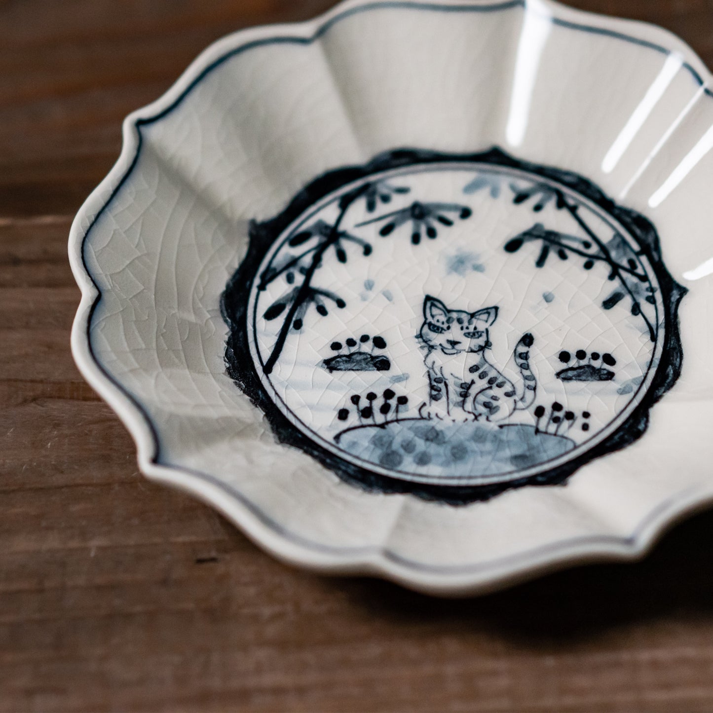 【WEB陶器市 数量限定】【山口祥治 作】手描き 古染付 猫図 桔梗皿 | 独自ブレンド土と渋み呉須が魅せるお皿