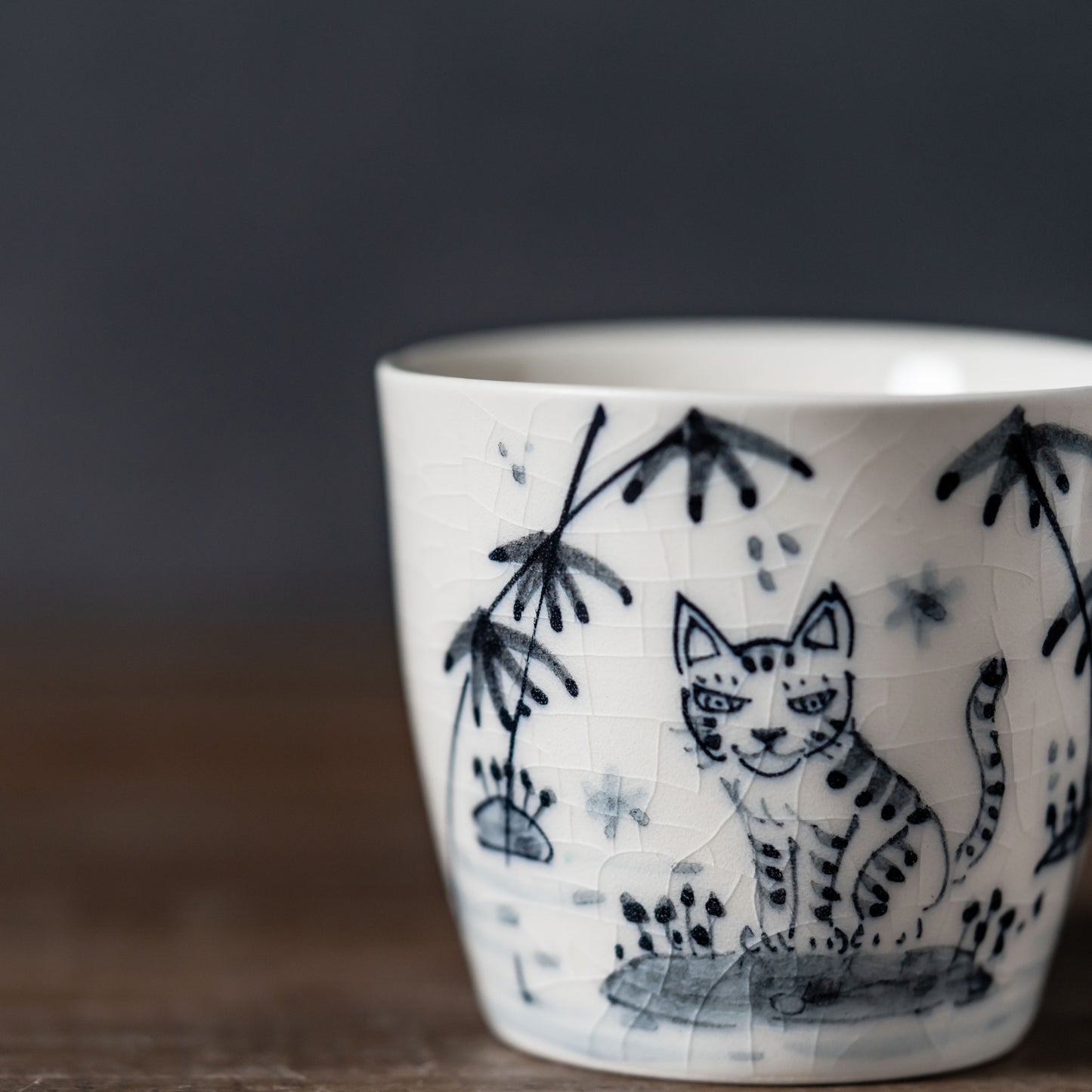 【WEB陶器市 数量限定】【山口祥治 作】手描き 古染付 猫図 蕎麦猪口 | 独自ブレンド土と渋み呉須が魅せるカップ | 喜鶴製陶 有田焼
