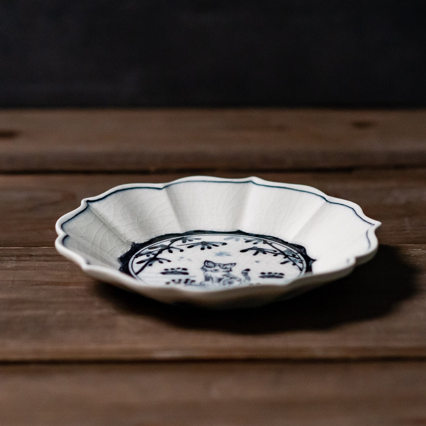 【WEB陶器市 数量限定】【山口祥治 作】手描き 古染付 猫図 桔梗皿 | 独自ブレンド土と渋み呉須が魅せるお皿