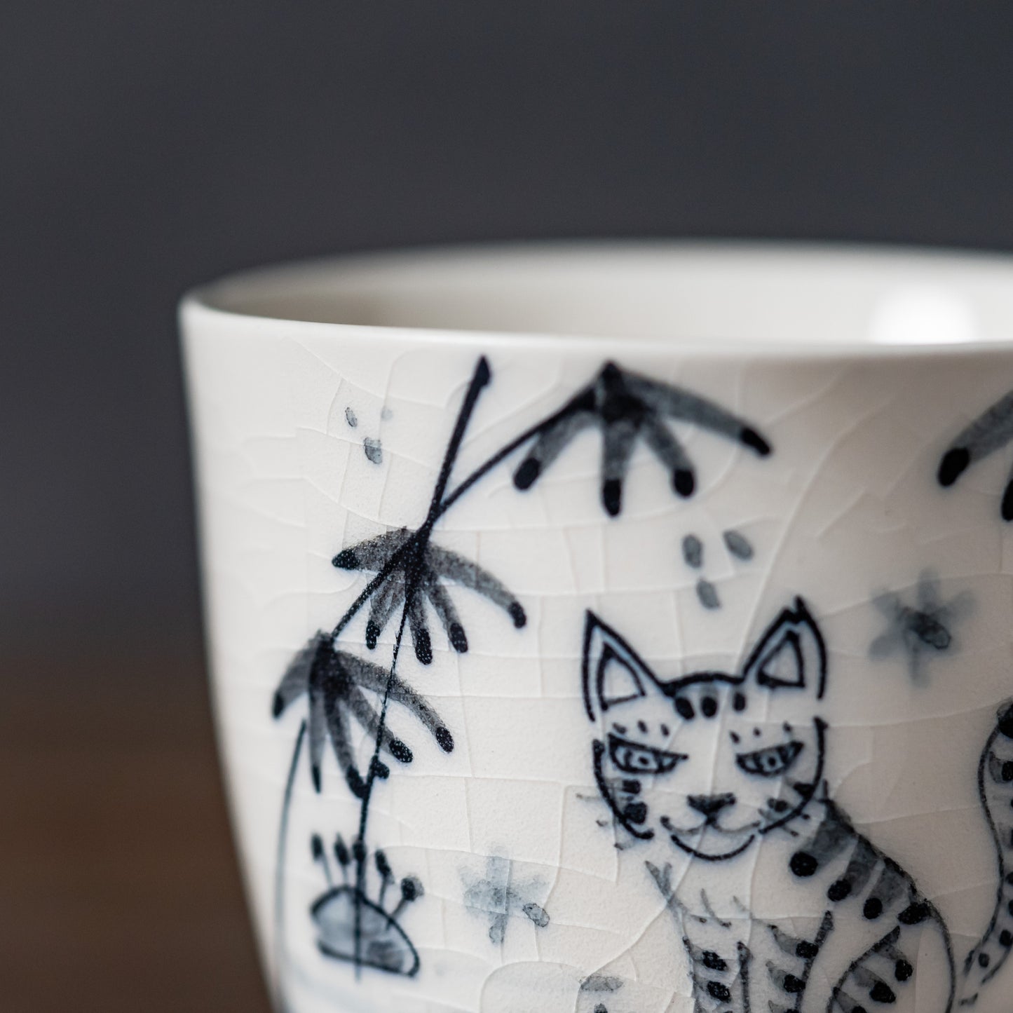 【WEB陶器市 数量限定】【山口祥治 作】手描き 古染付 猫図 蕎麦猪口 | 独自ブレンド土と渋み呉須が魅せるカップ | 喜鶴製陶 有田焼