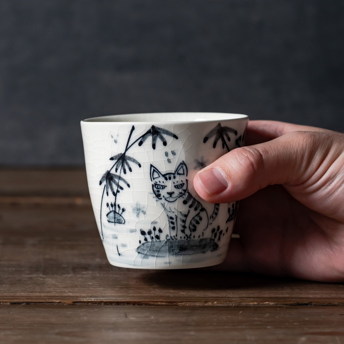 【WEB陶器市 数量限定】【山口祥治 作】手描き 古染付 猫図 蕎麦猪口 | 独自ブレンド土と渋み呉須が魅せるカップ | 喜鶴製陶 有田焼